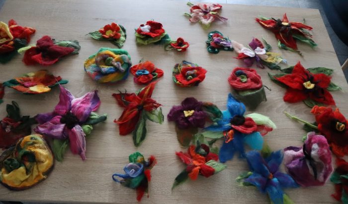 Miniaturka artykułu „Filcowanie na mokro – Kwiat z wełny merynosa. Tworzenie broszki”